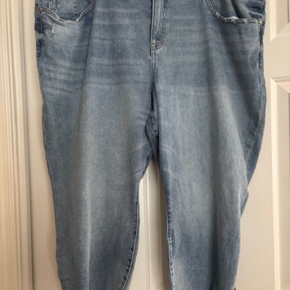 Torrid Light Wash Denim Capri